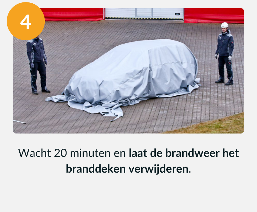 Gebruiksaanwijzing stap 4 voor het gebruiken van een branddeken voor brandende elektrische auto's